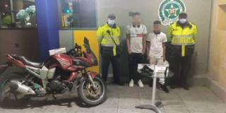 Policía de Bogotá capturó a dos hombres que huían en una moto hurtada