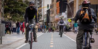 Ciclistas en la carrera séptima en Bogotá