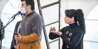 Hombre hablando en un micrófono