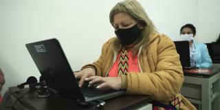 Mujer frente a un computador