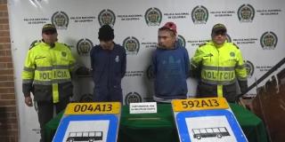 La Policía sorprendió a dos personas hurtando señales de tránsito