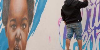 Persona realizando un grafiti