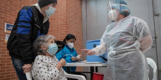 A quiénes se aplica cuarta dosis de vacuna contra COVID-19 en Bogotá