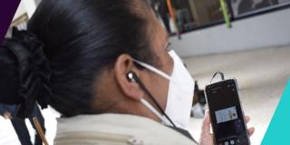 Mujer con un celular