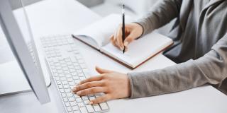 Banco de imagen Mujer frente a un computador