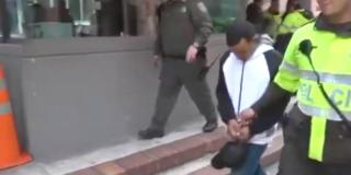 Víctima narra cómo con su convertible frenó a ladrones y los capturaron