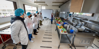 Personas manipulando alimentos