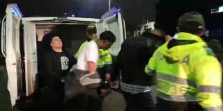 A estos 3 asaltantes los cogieron con 7 celulares en hurto a un bus