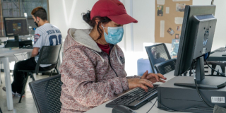 Mujer frente a un computador