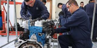 Personas reparando una máquina