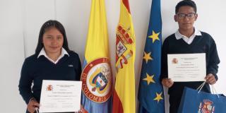 Estudiantes de colegio público homenajeados por la Embajada de España