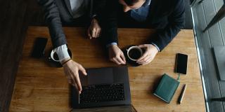 Personas frente a computadores