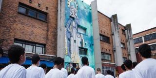 Jóvenes crearon mural con 'La Milagrosa' en el Centro ‘La Acogida'