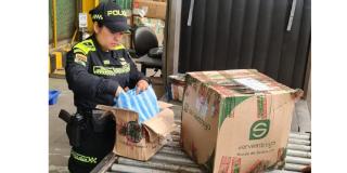 Policía aeroportuaria descubrió arma camuflada en una caja de cartón