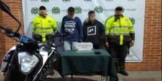 Los dos hombres capturados en Bosa luego del hurto a una ciudadana