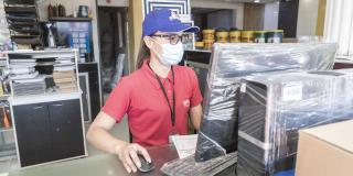 Mujer frente a un computador