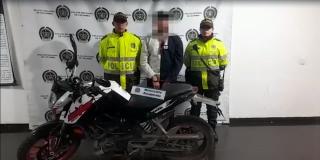 El hombre deberá responder por el delito de falsedad marcaria. 