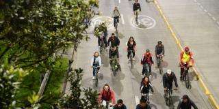 Multitudinaria participación en la ciclovía nocturna de Bogotá 2022 