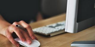 Computador con una mano