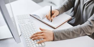 Computador con una mano