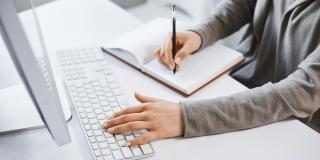 Mujer frente a un computador
