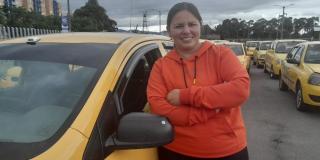 Agosto mes del taxista en Bogotá: la historia de Rosa Elena Camacho