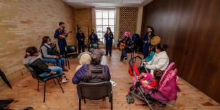 Personas reunidas