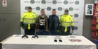 En video dos hombres capturados por hurto en Ciudad Bolívar ¡Tenían un revólver!