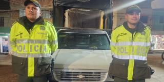 Camioneta blanca de estacas que Policía recuperó en Ciudad Bolívar