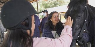 Distrito apoya con hipoterapia a personas con discapacidad en Bogotá