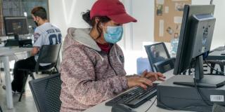 Mujer frente a un computador