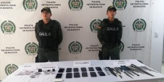 35 celulares y 30 armas blancas incautadas en operativos a cárceles en Bogotá