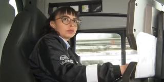 Claudia Patiño es una de las conductoras de los buses de La Rolita