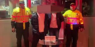 Dos hombres capturados por la Policía.