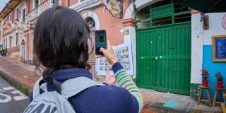 Joven tomando una foto