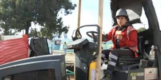 Wendy Velandia maneja maquinaria pesada en obras de localidad de Suba