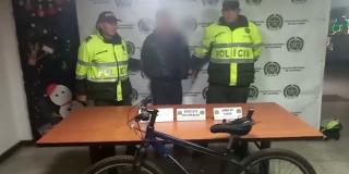 Hombre fue capturado cuando cometía hurto a un ciclista en Bogotá.