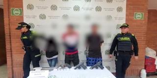 En video 2 hombres y la mujer capturados con armas y estupefacientes