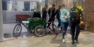 En video: Tres hombres y una mujer capturados por hurto en Engativá
