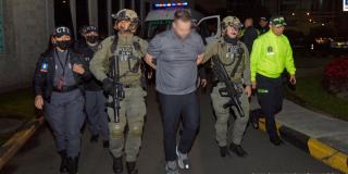 Jhon Poulos llega a Bogotá custodiado por la Policía Metropolitana de Bogotá