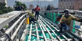 Cambio de pisos en el puente peatonal de la estación de TM CAD