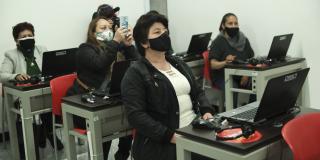 mujeres frente a computadores