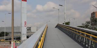 El puente peatonal Estación CAD ahora cuenta con piso de polipropileno