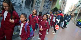 Estrategia Ciempiés cumple 5 años de servicio Niños caminan al colegio