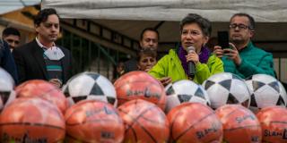 Alcaldesa, Claudia López, entrega dotación a escuelas de formación deportiva en 