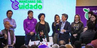 Acompañada de mujeres, del gabinete y del alcalde local de Suba, Julián Moreno,
