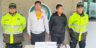 En video 2 capturados por hurto de cadena de oro y dinero de un local