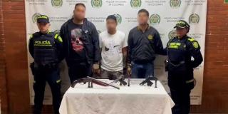¡Cayeron con escopeta y 2 pistolas! 3 capturados por hurtar un carro