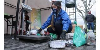 Mujer reciclando
