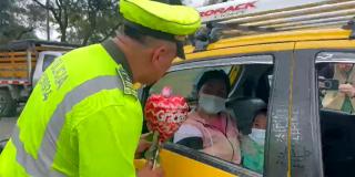 Más de 700 policías de tránsito acompañan vías en Día de la Madre